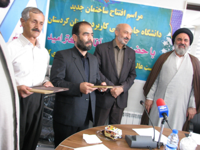 تجلیل دکتر امید از خانواده های شهدای دانشجوی دانشگاه جامع علمی کاربردی استان کردستان