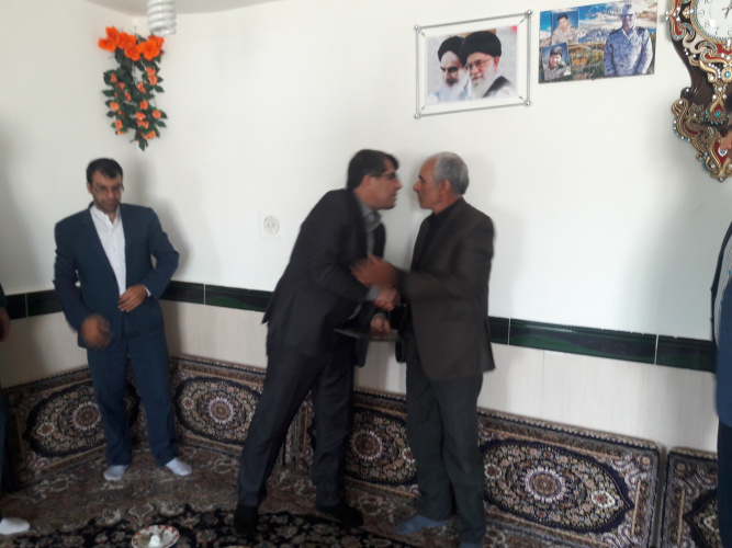 رئیس دانشگاه جامع علمی کاربردی استان کردستان از خانواده های شهدای دانشجو حادثه تروریستی مریوان تجلیل به عمل آورد.