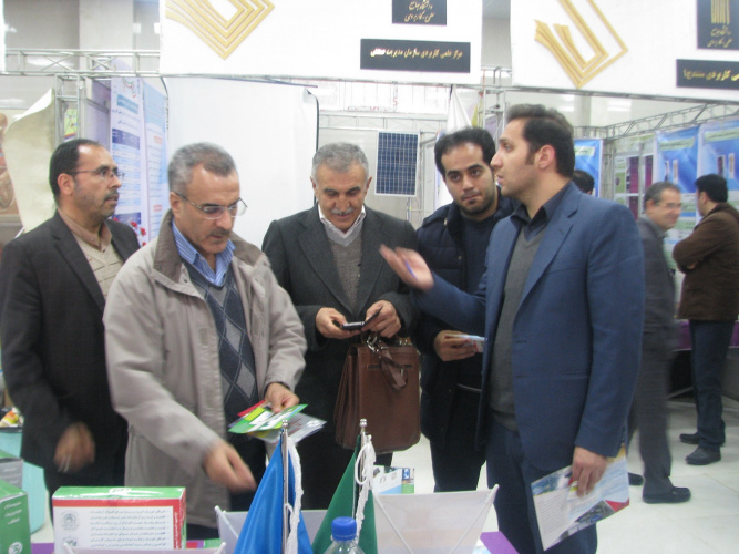 ارزیابی و بازدید کارشناسان پارک وعلم فناوری از غرفه های چهارمین نمایشگاه اشتغال و توسعه کارآفرینی