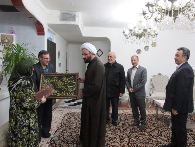 تجلیل ازخانواده شهید همکارمرکزعلمی کاربردی فرماندهی نیروی انتظامی کردستان در دهه مبارک فجر