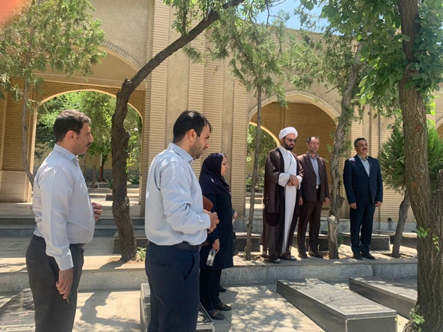 غبارروبی وعطر افشانی مراز شهدا سنندج به مناسبت سالروز آزادسازی خرمشهر